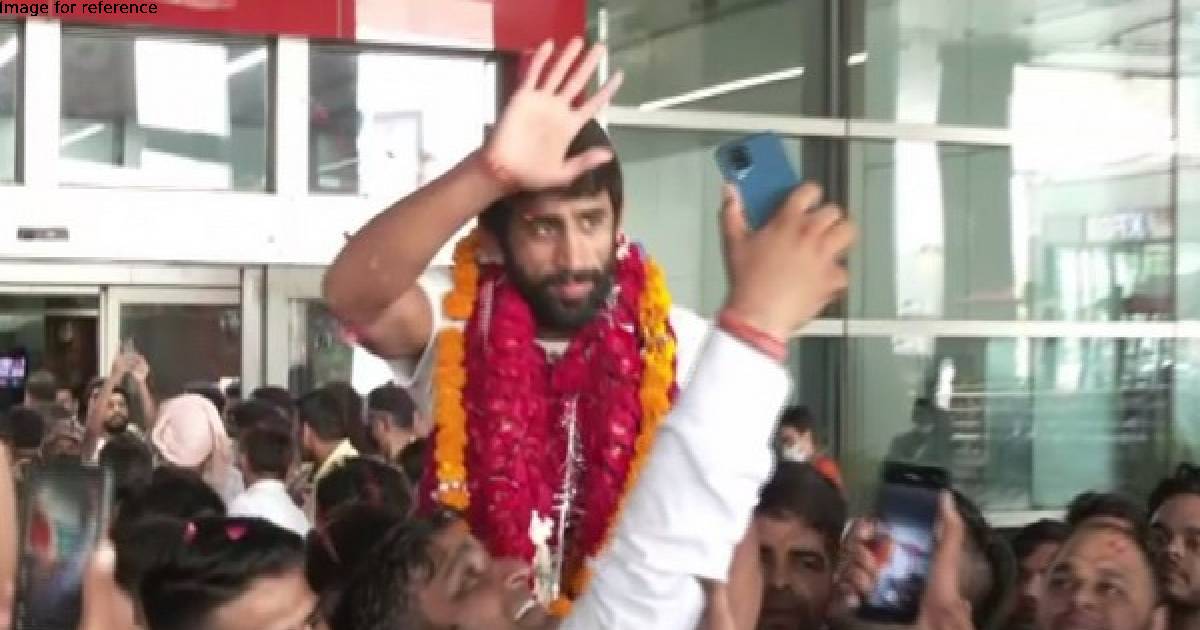 Indian wrestling stars receive warm welcome after successful CWG 2022 campaign
